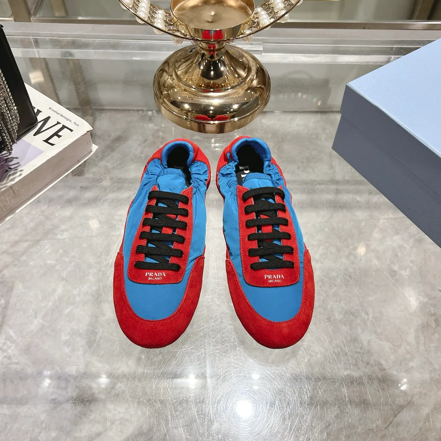 👟👟Ex-factory price 520👟👟Men's size +10 Couple style🎆Prada's new moral training shoes. The upper is suede with texture, and the inner sheepskin is wrapped. It is soft and waxy🎆The insole is thickened with lambskin. It is extremely comfortable to step on, has a sense of support, and feels well wrapped. The shoe shape is full of wrapping, light and easy to wear. A practical casual shoe that makes your legs appear taller! White is clean and refreshing, needed all year round, and can be easily worn with skirts and pants. Upper: imported suede/original molded fabric. Lining: sheepskin. Outsole: rubber outsole! Code number: 35-41 Color: burgundy blue brown green dark green yellow black red gray 9 colors available